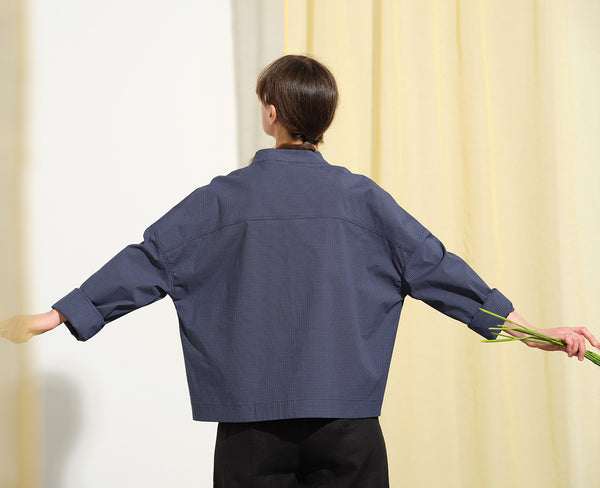 Jackie kimonojacka är lite boxig i modellen, v-ringad, två stora fickor fram, ok i ryggen och fyra knappar fram.&nbsp;&nbsp;

Färg: Blå/vit rutig

Material: 98% bomull, 2% elastan&nbsp;

Materialursprung:&nbsp;Detta tyg är ett deadstock tyg och kommer från Portugal.&nbsp;