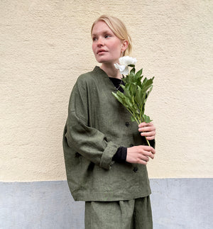 Jackie kimonojacka är lite boxig i modellen, v-ringad, två stora fickor fram, ok i ryggen och fyra knappar fram. Sydd i ett grönt lyxigt linnetyg från Portugal. Förtvättad.

Färg: Grönmelerad&nbsp;

Material:&nbsp;100% linne från Portugal.