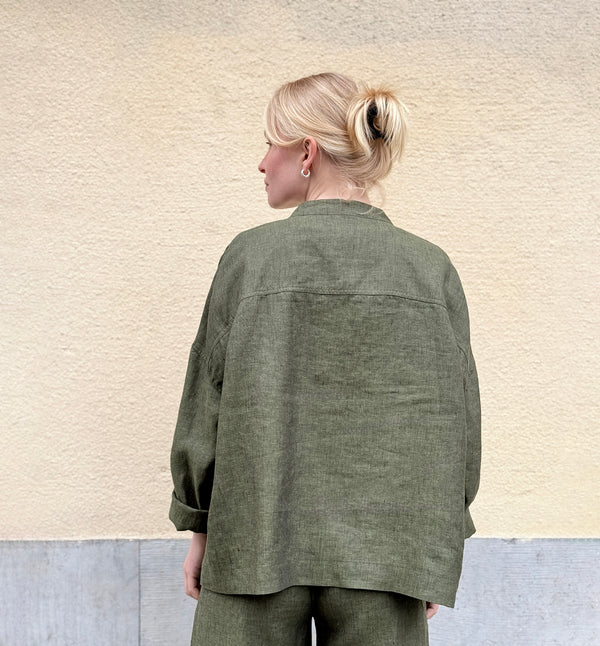 Jackie kimonojacka är lite boxig i modellen, v-ringad, två stora fickor fram, ok i ryggen och fyra knappar fram. Sydd i ett grönt lyxigt linnetyg från Portugal. Förtvättad.

Färg: Grönmelerad&nbsp;

Material:&nbsp;100% linne från Portugal.