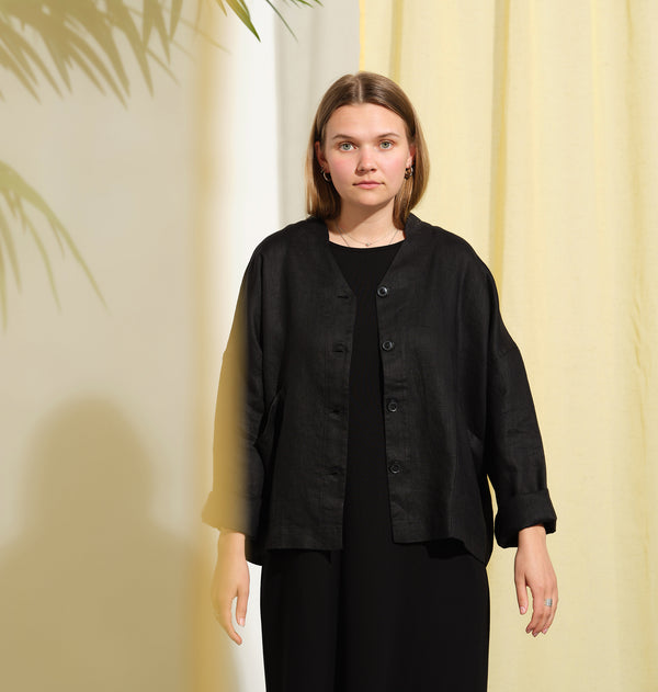 Jackie kimonojacka är lite boxig i modellen, v-ringad, två stora fickor fram, ok i ryggen och fyra knappar fram.&nbsp;&nbsp;

Färg: Svart

Material:&nbsp;100% linne

Materialursprung:&nbsp;Detta tyg är ett deadstock tyg och kommer från Italien.&nbsp;