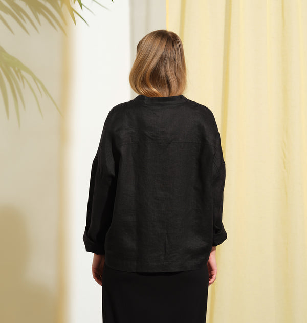Jackie kimonojacka är lite boxig i modellen, v-ringad, två stora fickor fram, ok i ryggen och fyra knappar fram.&nbsp;&nbsp;

Färg: Svart

Material:&nbsp;100% linne

Materialursprung:&nbsp;Detta tyg är ett deadstock tyg och kommer från Italien.&nbsp;