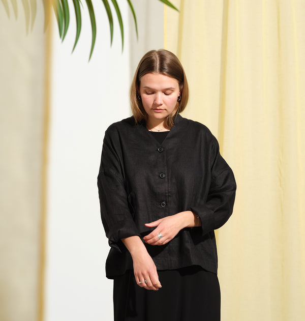 Jackie kimonojacka är lite boxig i modellen, v-ringad, två stora fickor fram, ok i ryggen och fyra knappar fram.&nbsp;&nbsp;

Färg: Svart

Material:&nbsp;100% linne

Materialursprung:&nbsp;Detta tyg är ett deadstock tyg och kommer från Italien.&nbsp;