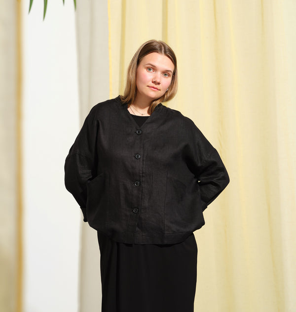Jackie kimonojacka är lite boxig i modellen, v-ringad, två stora fickor fram, ok i ryggen och fyra knappar fram.&nbsp;&nbsp;

Färg: Svart

Material:&nbsp;100% linne

Materialursprung:&nbsp;Detta tyg är ett deadstock tyg och kommer från Italien.&nbsp;