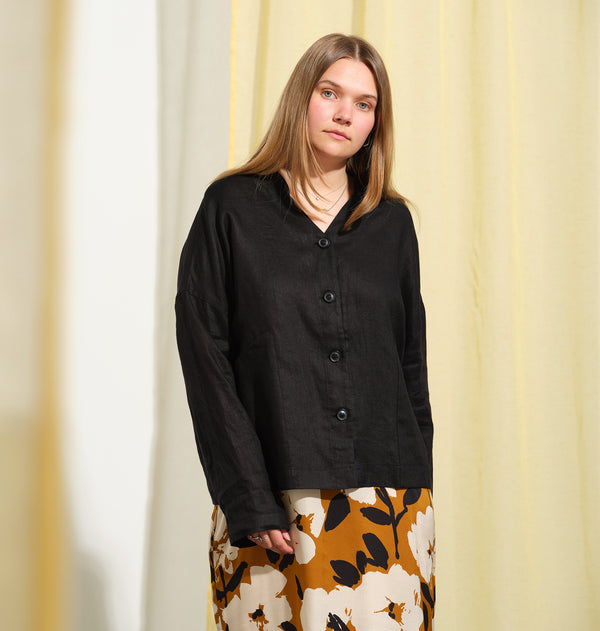 Jackie kimonojacka är lite boxig i modellen, v-ringad, två stora fickor fram, ok i ryggen och fyra knappar fram.&nbsp;&nbsp;

Färg: Svart

Material:&nbsp;100% linne

Materialursprung:&nbsp;Detta tyg är ett deadstock tyg och kommer från Italien.&nbsp;