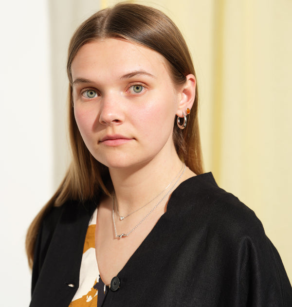 Jackie kimonojacka är lite boxig i modellen, v-ringad, två stora fickor fram, ok i ryggen och fyra knappar fram.&nbsp;&nbsp;

Färg: Svart

Material:&nbsp;100% linne

Materialursprung:&nbsp;Detta tyg är ett deadstock tyg och kommer från Italien.&nbsp;