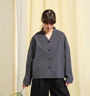 Jackie kimonojacka är lite boxig i modellen, v-ringad, två stora fickor fram, ok i ryggen och fyra knappar fram.&nbsp;&nbsp;

Färg: Svart/vit rutig

Material: 98% bomull, 2% elastan&nbsp;

Materialursprung:&nbsp;Detta tyg är ett deadstock tyg och kommer från Portugal.