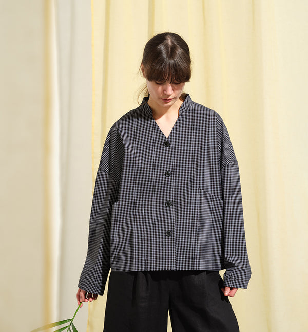 Jackie kimonojacka är lite boxig i modellen, v-ringad, två stora fickor fram, ok i ryggen och fyra knappar fram.&nbsp;&nbsp;

Färg: Svart/vit rutig

Material: 98% bomull, 2% elastan&nbsp;

Materialursprung:&nbsp;Detta tyg är ett deadstock tyg och kommer från Portugal.