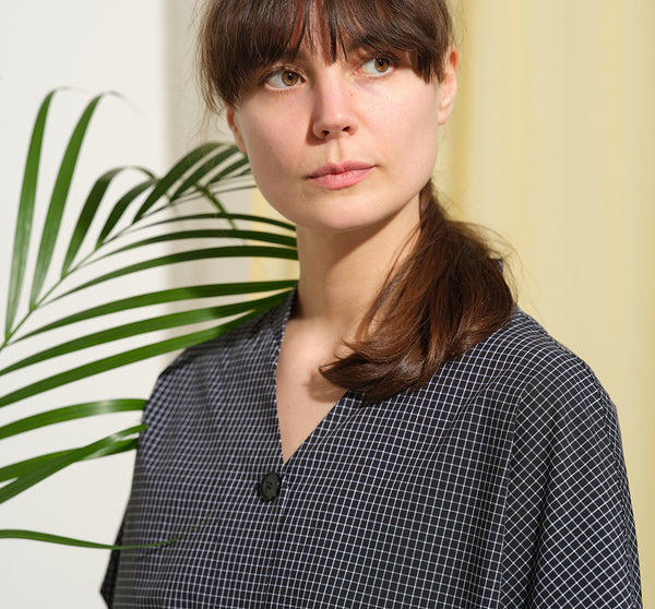 Jackie kimonojacka är lite boxig i modellen, v-ringad, två stora fickor fram, ok i ryggen och fyra knappar fram.&nbsp;&nbsp;

Färg: Svart/vit rutig

Material: 98% bomull, 2% elastan&nbsp;

Materialursprung:&nbsp;Detta tyg är ett deadstock tyg och kommer från Portugal.