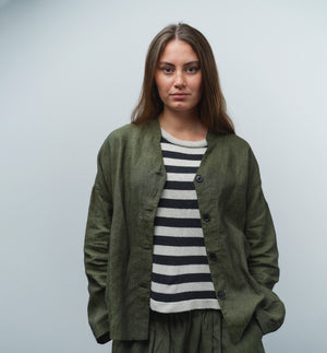 Jackie kimonojacka är lite boxig i modellen, v-ringad, två stora fickor fram, ok i ryggen och fyra knappar fram. Sydd i ett grönt lyxigt linnetyg från Portugal. Förtvättad.

Färg: Grönmelerad&nbsp;

Material:&nbsp;100% linne från Portugal.
