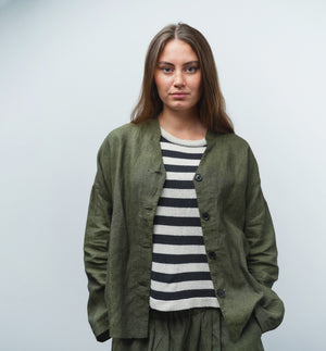 Jackie kimonojacka är lite boxig i modellen, v-ringad, två stora fickor fram, ok i ryggen och fyra knappar fram. Sydd i ett grönt lyxigt linnetyg från Portugal. Förtvättad.

Färg: Grönmelerad&nbsp;

Material:&nbsp;100% linne från Portugal.