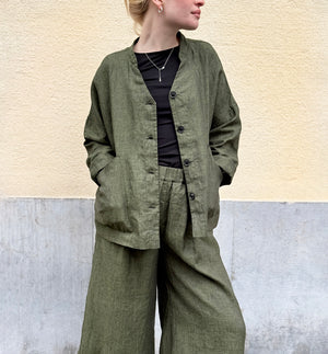Jackie kimonojacka är lite boxig i modellen, v-ringad, två stora fickor fram, ok i ryggen och fyra knappar fram. Sydd i ett grönt lyxigt linnetyg från Portugal. Förtvättad.

Färg: Grönmelerad&nbsp;

Material:&nbsp;100% linne från Portugal.