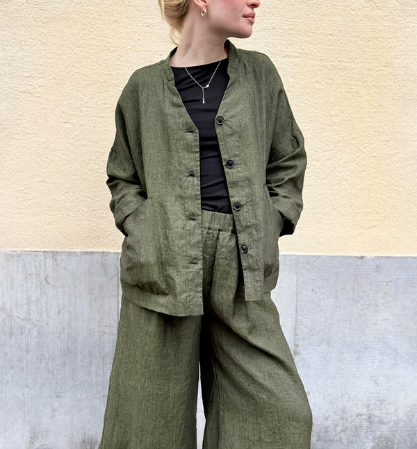 Jackie kimonojacka är lite boxig i modellen, v-ringad, två stora fickor fram, ok i ryggen och fyra knappar fram. Sydd i ett grönt lyxigt linnetyg från Portugal. Förtvättad.

Färg: Grönmelerad&nbsp;

Material:&nbsp;100% linne från Portugal.