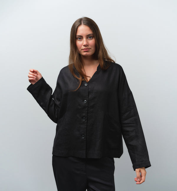 Jackie kimonojacka är lite boxig i modellen, v-ringad, två stora fickor fram, ok i ryggen och fyra knappar fram.

Färg: Svart

Material: 100% linne

Materialursprung:&nbsp;Detta tyg är ett deadstock tyg och kommer från Italien.&nbsp;Deadstocktyg är oanvända tyger, unika material som blivit över från produktion, ofta från olika modehus eller fabriker. 
Tillverkad i:Litauen
Designad i: Malmö