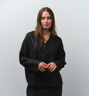 Jackie kimonojacka är lite boxig i modellen, v-ringad, två stora fickor fram, ok i ryggen och fyra knappar fram.

Färg: Svart

Material: 100% linne

Materialursprung:&nbsp;Detta tyg är ett deadstock tyg och kommer från Italien.&nbsp;Deadstocktyg är oanvända tyger, unika material som blivit över från produktion, ofta från olika modehus eller fabriker. 
Tillverkad i:Litauen
Designad i: Malmö