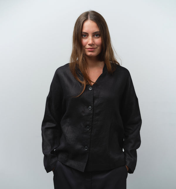Jackie kimonojacka är lite boxig i modellen, v-ringad, två stora fickor fram, ok i ryggen och fyra knappar fram.

Färg: Svart

Material: 100% linne

Materialursprung:&nbsp;Detta tyg är ett deadstock tyg och kommer från Italien.&nbsp;Deadstocktyg är oanvända tyger, unika material som blivit över från produktion, ofta från olika modehus eller fabriker. 
Tillverkad i:Litauen
Designad i: Malmö
