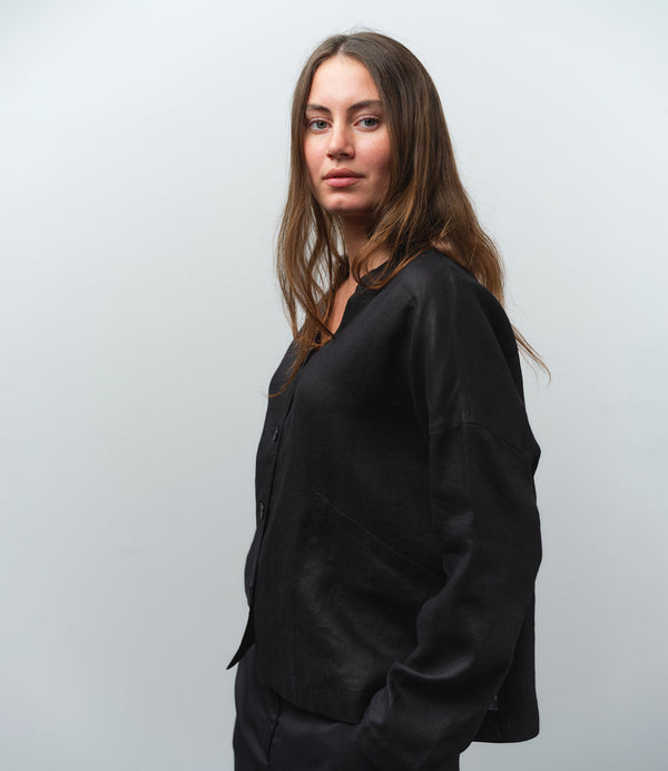 Jackie kimonojacka är lite boxig i modellen, v-ringad, två stora fickor fram, ok i ryggen och fyra knappar fram.

Färg: Svart

Material: 100% linne

Materialursprung:&nbsp;Detta tyg är ett deadstock tyg och kommer från Italien.&nbsp;Deadstocktyg är oanvända tyger, unika material som blivit över från produktion, ofta från olika modehus eller fabriker. 
Tillverkad i:Litauen
Designad i: Malmö