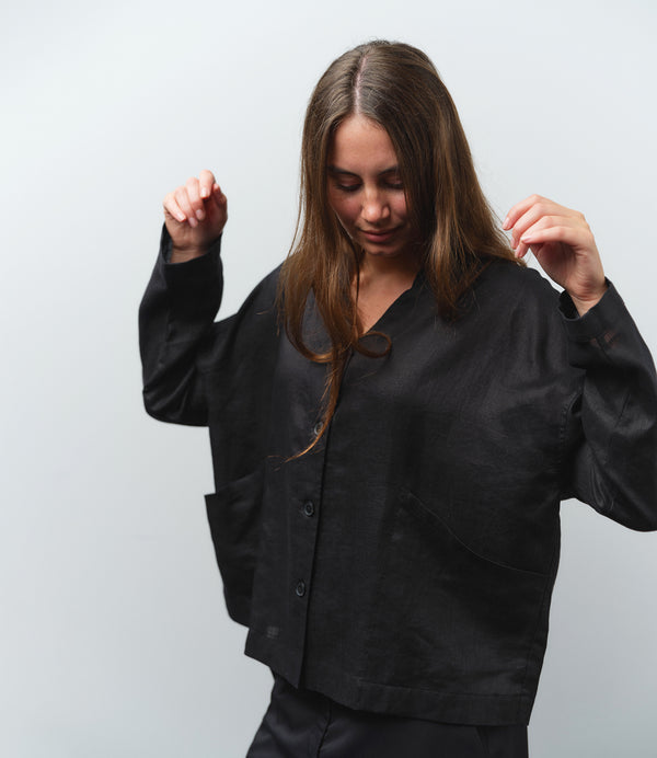 Jackie kimonojacka är lite boxig i modellen, v-ringad, två stora fickor fram, ok i ryggen och fyra knappar fram.

Färg: Svart

Material: 100% linne

Materialursprung:&nbsp;Detta tyg är ett deadstock tyg och kommer från Italien.&nbsp;Deadstocktyg är oanvända tyger, unika material som blivit över från produktion, ofta från olika modehus eller fabriker. 
Tillverkad i:Litauen
Designad i: Malmö