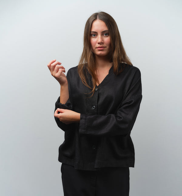 Jackie kimonojacka är lite boxig i modellen, v-ringad, två stora fickor fram, ok i ryggen och fyra knappar fram.

Färg: Svart

Material: 100% linne

Materialursprung:&nbsp;Detta tyg är ett deadstock tyg och kommer från Italien.&nbsp;Deadstocktyg är oanvända tyger, unika material som blivit över från produktion, ofta från olika modehus eller fabriker. 
Tillverkad i:Litauen
Designad i: Malmö