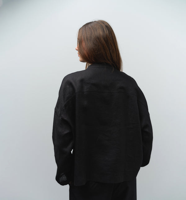 Jackie kimonojacka är lite boxig i modellen, v-ringad, två stora fickor fram, ok i ryggen och fyra knappar fram.

Färg: Svart

Material: 100% linne

Materialursprung:&nbsp;Detta tyg är ett deadstock tyg och kommer från Italien.&nbsp;Deadstocktyg är oanvända tyger, unika material som blivit över från produktion, ofta från olika modehus eller fabriker. 
Tillverkad i:Litauen
Designad i: Malmö
