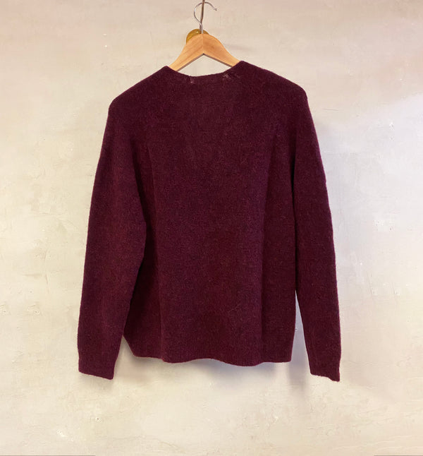 V-ringad tröja Janet från Sibin Linnebjerg. Stickad i en mjuk ullblandning.&nbsp;

Färg: Vinröd

Material: 48% baby alpacka, 20% ull, 30% polyamide, 2% elastan.&nbsp;Certifierad mulesingfri ull. Garnet kommer från Italien.

Tillverkad i: Serbien

Tvätt: 30 grader ulltvätt