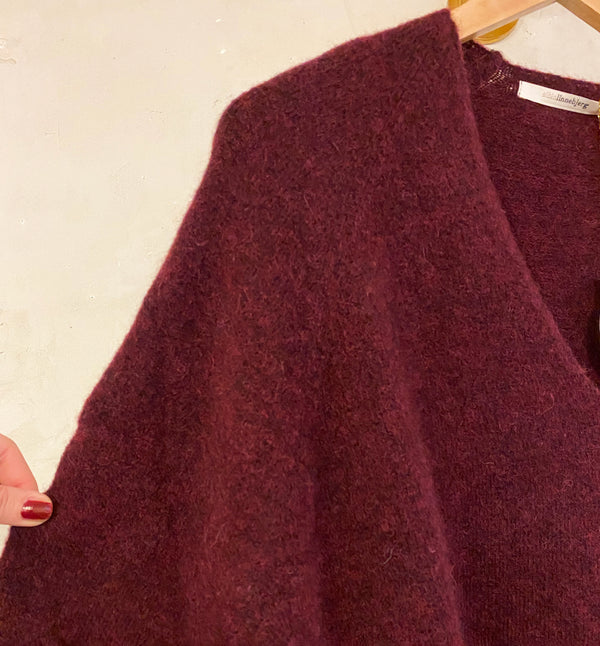 V-ringad tröja Janet från Sibin Linnebjerg. Stickad i en mjuk ullblandning.&nbsp;

Färg: Vinröd

Material: 48% baby alpacka, 20% ull, 30% polyamide, 2% elastan.&nbsp;Certifierad mulesingfri ull. Garnet kommer från Italien.

Tillverkad i: Serbien

Tvätt: 30 grader ulltvätt