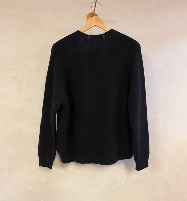 V-ringad tröja Janet från Sibin Linnebjerg. Stickad i en mjuk ullblandning.&nbsp;

Färg: Svart

Material: 48% baby alpacka, 20% ull, 30% polyamide, 2% elastan.&nbsp;Certifierad mulesingfri ull. Garnet kommer från Italien.

Tillverkad i: Serbien

Tvätt: 30 grader ulltvätt