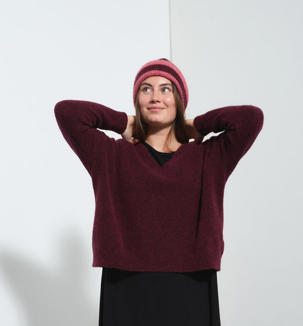 V-ringad tröja Janet från Sibin Linnebjerg. Stickad i en mjuk ullblandning.&nbsp;

Färg: Vinröd

Material: 48% baby alpacka, 20% ull, 30% polyamide, 2% elastan.&nbsp;Certifierad mulesingfri ull. Garnet kommer från Italien.

Tillverkad i: Serbien

Tvätt: 30 grader ulltvätt