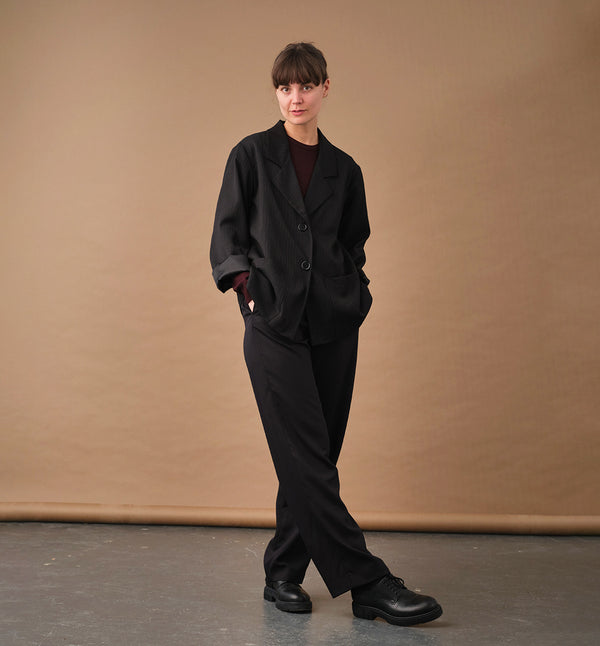 Lieblings byxor Jill. Två snedställda fickor, dubbla bälteshällor, bakficksdetalj. Gylf med hyska och hake.&nbsp;

Färg:&nbsp;Svart

Material: 100% Tencel från Portugal.