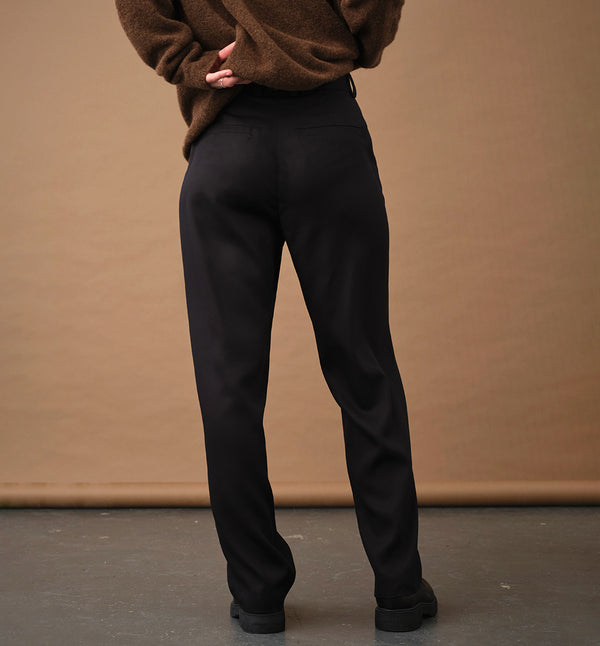 Lieblings byxor Jill. Två snedställda fickor, dubbla bälteshällor, bakficksdetalj. Gylf med hyska och hake.&nbsp;

Färg:&nbsp;Svart

Material: 100% Tencel från Portugal.