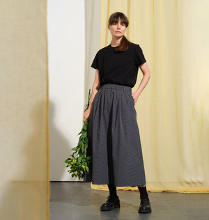 Kjolen Jojo! Avslappnad modell med veck fram, fickor i sidorna och resår med hällor i midjan. Styla med Jackie Milano!

Färg: Svart/vit rutig

Material: 98% bomull, 2% elastan&nbsp;

Materialursprung:&nbsp;Detta tyg är ett deadstock tyg och kommer från Portugal.&nbsp;