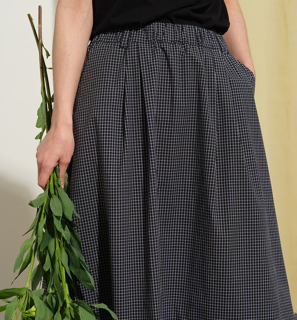 Kjolen Jojo! Avslappnad modell med veck fram, fickor i sidorna och resår med hällor i midjan. Styla med Jackie Milano!

Färg: Svart/vit rutig

Material: 98% bomull, 2% elastan&nbsp;

Materialursprung:&nbsp;Detta tyg är ett deadstock tyg och kommer från Portugal.&nbsp;
