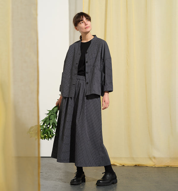 Kjolen Jojo! Avslappnad modell med veck fram, fickor i sidorna och resår med hällor i midjan. Styla med Jackie Milano!

Färg: Svart/vit rutig

Material: 98% bomull, 2% elastan&nbsp;

Materialursprung:&nbsp;Detta tyg är ett deadstock tyg och kommer från Portugal.&nbsp;