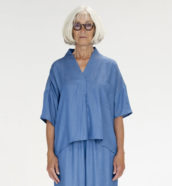 Toppen Karen från danska Muse Wear. Klassisk och oversized topp med japanskinspirerad v-ringning. Designad i danska Thy.&nbsp;

Färg: Ljus denim

Material: 100% Tencel. Detta tyg är tillverkat i Portugal.

Skötselråd: 30 grader fintvätt

Tillverkad i: Portugal&nbsp;