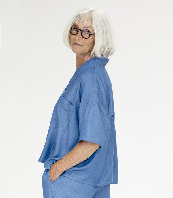 Toppen Karen från danska Muse Wear. Klassisk och oversized topp med japanskinspirerad v-ringning. Designad i danska Thy.&nbsp;

Färg: Ljus denim

Material: 100% Tencel. Detta tyg är tillverkat i Portugal.

Skötselråd: 30 grader fintvätt

Tillverkad i: Portugal&nbsp;