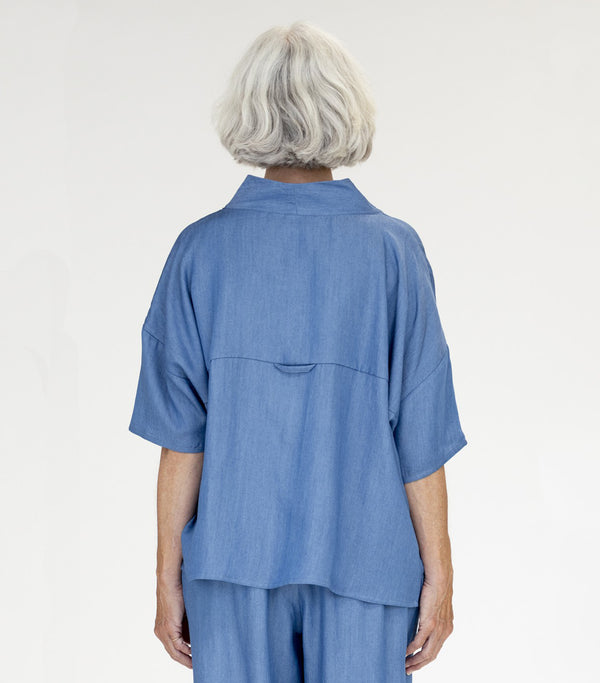 Toppen Karen från danska Muse Wear. Klassisk och oversized topp med japanskinspirerad v-ringning. Designad i danska Thy.&nbsp;

Färg: Ljus denim

Material: 100% Tencel. Detta tyg är tillverkat i Portugal.

Skötselråd: 30 grader fintvätt

Tillverkad i: Portugal&nbsp;