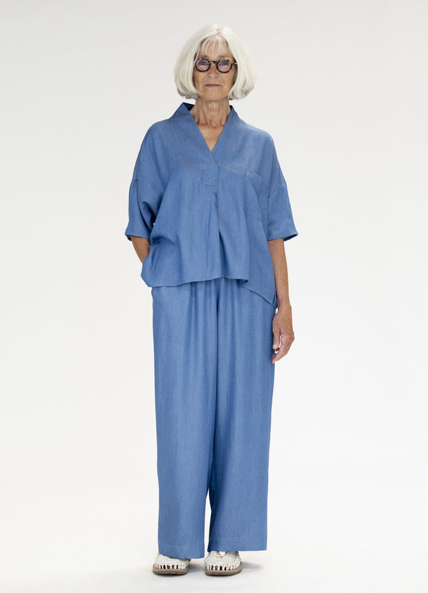 Toppen Karen från danska Muse Wear. Klassisk och oversized topp med japanskinspirerad v-ringning. Designad i danska Thy.&nbsp;

Färg: Ljus denim

Material: 100% Tencel. Detta tyg är tillverkat i Portugal.

Skötselråd: 30 grader fintvätt

Tillverkad i: Portugal&nbsp;