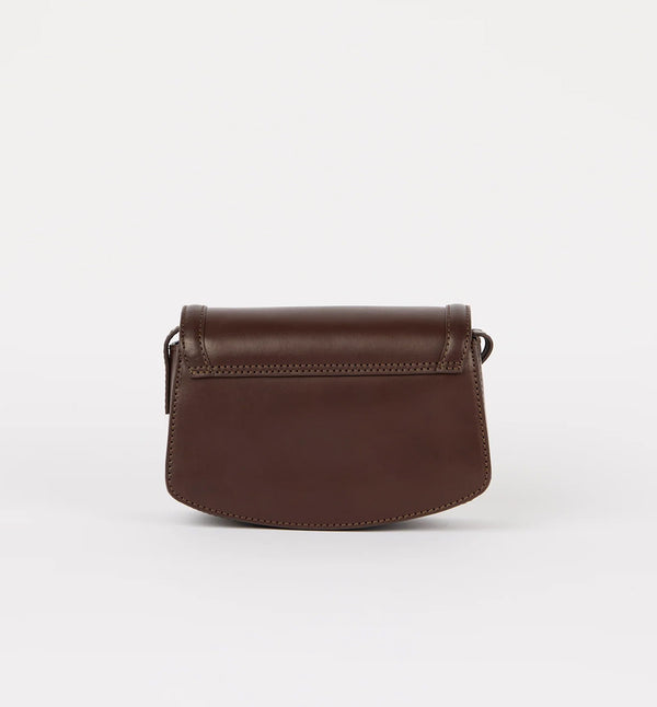 Handväska Kendalini i O My Bag klassiska läder i mörk körsbärston. En justerbar rem låter dig växla mellan axellängd och crossbody-väska. Väskan har magnetisk stängning, fickor i dragspelsstil och ett huvudfack. Färg: Chokladbrun

Mått: Längd: 21 cm, bredd: 7,5 cm, höjd: 13,5 cm&nbsp;

Axelband i läder: Längd min. 69 cm / max. 125 cm, bredd 1,7cm

Tillverkad i: Indien