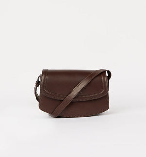 Handväska Kendalini i O My Bag klassiska läder i mörk körsbärston. En justerbar rem låter dig växla mellan axellängd och crossbody-väska. Väskan har magnetisk stängning, fickor i dragspelsstil och ett huvudfack. Färg: Chokladbrun

Mått: Längd: 21 cm, bredd: 7,5 cm, höjd: 13,5 cm&nbsp;

Axelband i läder: Längd min. 69 cm / max. 125 cm, bredd 1,7cm

Tillverkad i: Indien