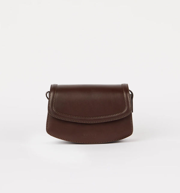 Handväska Kendalini i O My Bag klassiska läder i mörk körsbärston. En justerbar rem låter dig växla mellan axellängd och crossbody-väska. Väskan har magnetisk stängning, fickor i dragspelsstil och ett huvudfack. Färg: Chokladbrun

Mått: Längd: 21 cm, bredd: 7,5 cm, höjd: 13,5 cm&nbsp;

Axelband i läder: Längd min. 69 cm / max. 125 cm, bredd 1,7cm

Tillverkad i: Indien