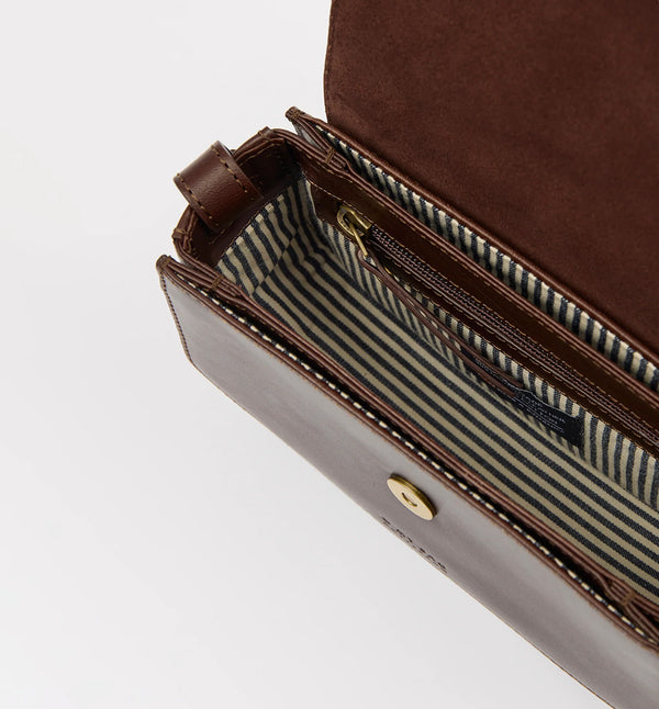 Handväska Kendalini i O My Bag klassiska läder i mörk körsbärston. En justerbar rem låter dig växla mellan axellängd och crossbody-väska. Väskan har magnetisk stängning, fickor i dragspelsstil och ett huvudfack. Färg: Chokladbrun

Mått: Längd: 21 cm, bredd: 7,5 cm, höjd: 13,5 cm&nbsp;

Axelband i läder: Längd min. 69 cm / max. 125 cm, bredd 1,7cm

Tillverkad i: Indien