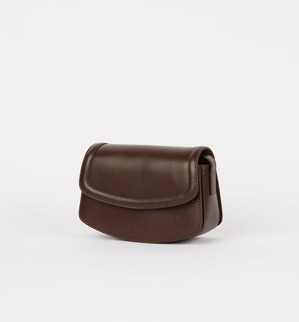 Handväska Kendalini i O My Bag klassiska läder i mörk körsbärston. En justerbar rem låter dig växla mellan axellängd och crossbody-väska. Väskan har magnetisk stängning, fickor i dragspelsstil och ett huvudfack. Färg: Chokladbrun

Mått: Längd: 21 cm, bredd: 7,5 cm, höjd: 13,5 cm&nbsp;

Axelband i läder: Längd min. 69 cm / max. 125 cm, bredd 1,7cm

Tillverkad i: Indien