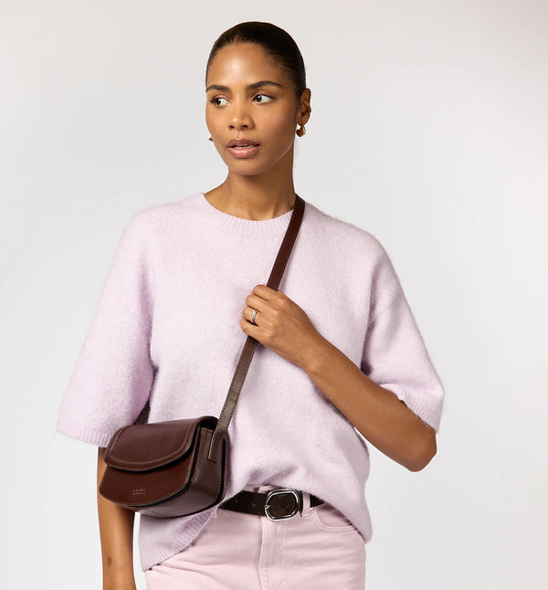 Handväska Kendalini i O My Bag klassiska läder i mörk körsbärston. En justerbar rem låter dig växla mellan axellängd och crossbody-väska. Väskan har magnetisk stängning, fickor i dragspelsstil och ett huvudfack. Färg: Chokladbrun

Mått: Längd: 21 cm, bredd: 7,5 cm, höjd: 13,5 cm&nbsp;

Axelband i läder: Längd min. 69 cm / max. 125 cm, bredd 1,7cm

Tillverkad i: Indien