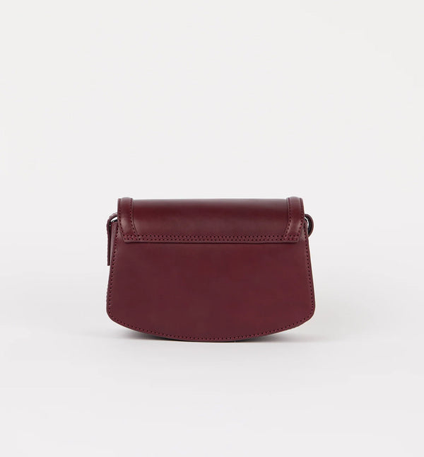 Handväska Kendalini i O My Bag klassiska läder i mörk körsbärston. En justerbar rem låter dig växla mellan axellängd och crossbody-väska. Väskan har magnetisk stängning, fickor i dragspelsstil och ett huvudfack med tillräckligt med plats för solglasögon, läppglans, nycklar och mer.&nbsp;

Material: Läder med slät yta och en mjuk glans. Lädret är av högsta kvalitet och garvat utan användning av skadliga kemikalier och har ingen syntetisk toppfinish. 