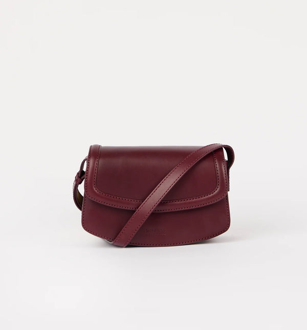Handväska Kendalini i O My Bag klassiska läder i mörk körsbärston. En justerbar rem låter dig växla mellan axellängd och crossbody-väska. Väskan har magnetisk stängning, fickor i dragspelsstil och ett huvudfack med tillräckligt med plats för solglasögon, läppglans, nycklar och mer.&nbsp;

Material: Läder med slät yta och en mjuk glans. Lädret är av högsta kvalitet och garvat utan användning av skadliga kemikalier och har ingen syntetisk toppfinish. 