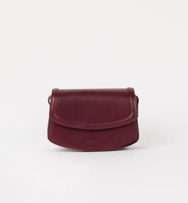 Handväska Kendalini i O My Bag klassiska läder i mörk körsbärston. En justerbar rem låter dig växla mellan axellängd och crossbody-väska. Väskan har magnetisk stängning, fickor i dragspelsstil och ett huvudfack med tillräckligt med plats för solglasögon, läppglans, nycklar och mer.&nbsp;

Material: Läder med slät yta och en mjuk glans. Lädret är av högsta kvalitet och garvat utan användning av skadliga kemikalier och har ingen syntetisk toppfinish. 