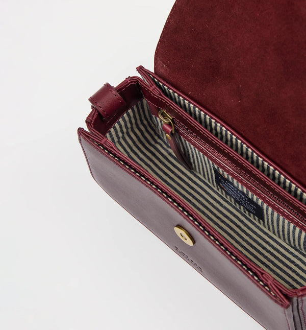 Handväska Kendalini i O My Bag klassiska läder i mörk körsbärston. En justerbar rem låter dig växla mellan axellängd och crossbody-väska. Väskan har magnetisk stängning, fickor i dragspelsstil och ett huvudfack med tillräckligt med plats för solglasögon, läppglans, nycklar och mer.&nbsp;

Material: Läder med slät yta och en mjuk glans. Lädret är av högsta kvalitet och garvat utan användning av skadliga kemikalier och har ingen syntetisk toppfinish. 