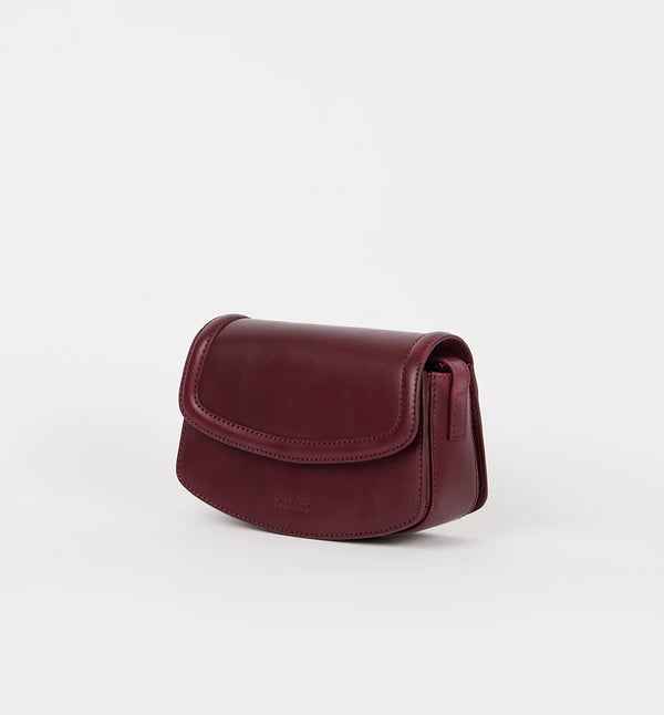 Handväska Kendalini i O My Bag klassiska läder i mörk körsbärston. En justerbar rem låter dig växla mellan axellängd och crossbody-väska. Väskan har magnetisk stängning, fickor i dragspelsstil och ett huvudfack med tillräckligt med plats för solglasögon, läppglans, nycklar och mer.&nbsp;

Material: Läder med slät yta och en mjuk glans. Lädret är av högsta kvalitet och garvat utan användning av skadliga kemikalier och har ingen syntetisk toppfinish. 