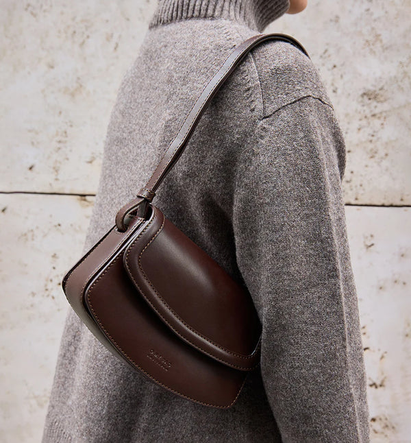 Handväska Kendalini i O My Bag klassiska läder i mörk körsbärston. En justerbar rem låter dig växla mellan axellängd och crossbody-väska. Väskan har magnetisk stängning, fickor i dragspelsstil och ett huvudfack. Färg: Chokladbrun

Mått: Längd: 21 cm, bredd: 7,5 cm, höjd: 13,5 cm&nbsp;

Axelband i läder: Längd min. 69 cm / max. 125 cm, bredd 1,7cm

Tillverkad i: Indien