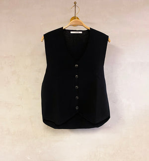 Väst Khloe från Sibin Linnebjerg. V-ringad väst med knappar fram. Styla den med en skjorta, långärmad eller bara bara armar.

Färg: Svart

Material: 50% merinoull, 50% akryl. Garnet kommer från Italien.
