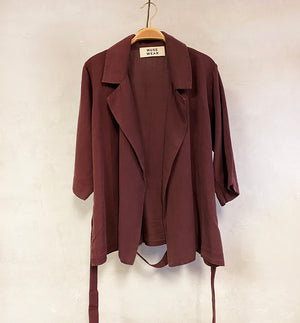 Kimono från danska Muse Wear är en avslappnad kimonoinspirerad jacka med 3/4-ärmar och avtagbart bälte. Sydd i en lyxig Tencel- och linneblandning. Designad i danska Thy.&nbsp;

Färg: Kastanj, rödbrun

Material: 70% Tencel,&nbsp;30% linne.&nbsp;Detta tyg är tillverkat i Portugal.

Skötselråd: 30 grader fintvätt

Tillverkad i: Portugal&nbsp;